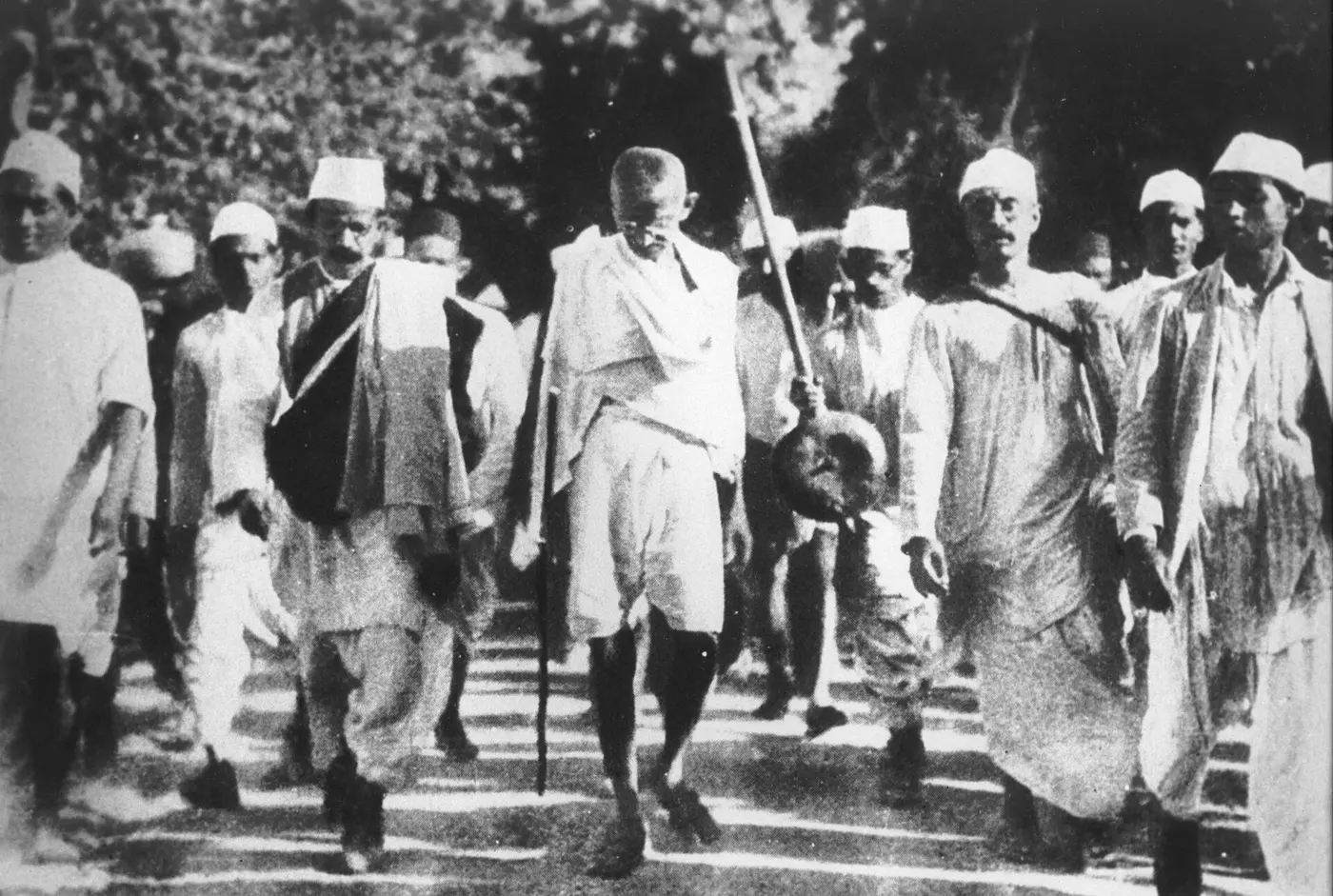 Gandhi walking at the head of a column of marchers during the Salt March, 1930